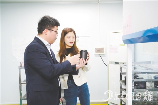 銀擔(dān)服務(wù)專班工作人員走進企業(yè)了解生產(chǎn)情況。