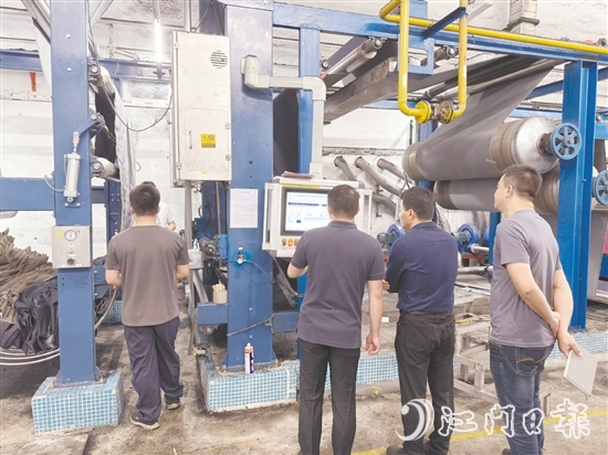 專家團隊調(diào)研企業(yè)用能情況。