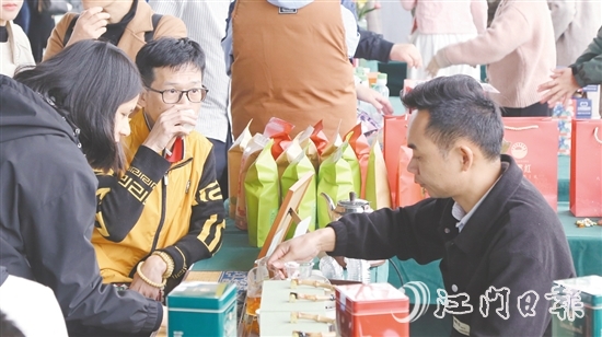 活動現(xiàn)場，游客品嘗大沙茶。