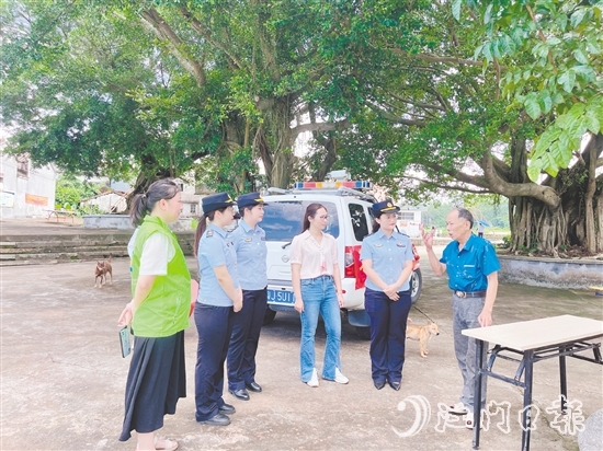 開平市交通運輸局導師駱妙嬋(右二)開展“法治CityWalk”活動，提升村民法治意識。