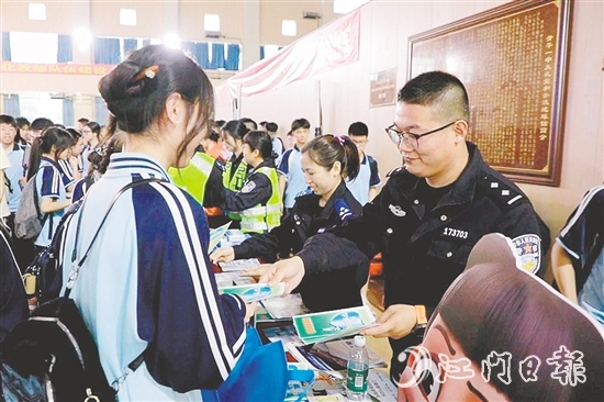 民警向?qū)W生發(fā)放安全知識(shí)宣傳資料。