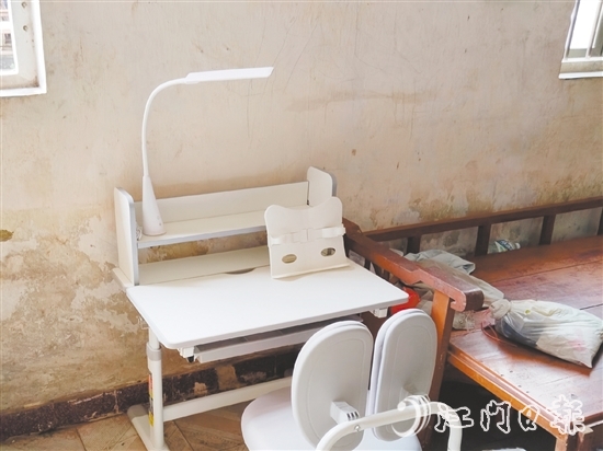 “一米書桌”公益項(xiàng)目為每戶困難家庭配備價(jià)值600元的標(biāo)準(zhǔn)學(xué)習(xí)裝備，切實(shí)改善困難家庭學(xué)子的學(xué)習(xí)環(huán)境。