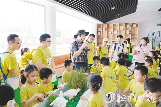 來自江門市教育第一幼兒園的親子家庭參加現(xiàn)場(chǎng)觀鳥研學(xué)活動(dòng)。