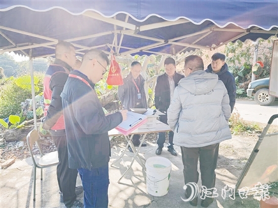新會(huì)區(qū)森防辦組織督導(dǎo)組到各鎮(zhèn)（街、區(qū)）檢查“包山頭、守路口、盯重點(diǎn)”措施落實(shí)情況，要求設(shè)置森林防火檢查站點(diǎn)，安排人員值班值守。