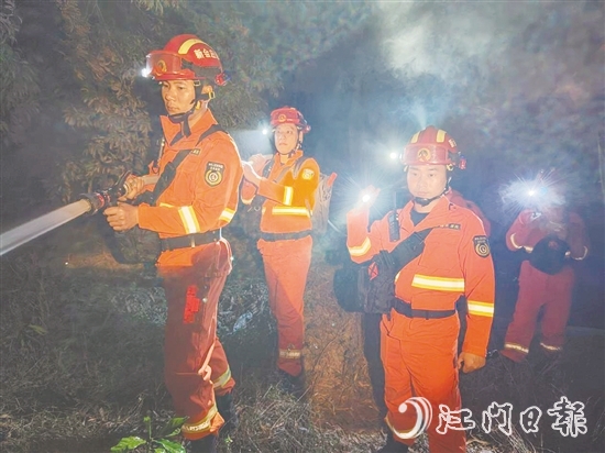 為進(jìn)一步加強(qiáng)應(yīng)急隊(duì)伍夜間撲火實(shí)戰(zhàn)能力，新會(huì)區(qū)森防辦在三江鎮(zhèn)某林區(qū)開展夜間實(shí)戰(zhàn)演練，做好撲火救災(zāi)應(yīng)急準(zhǔn)備。
