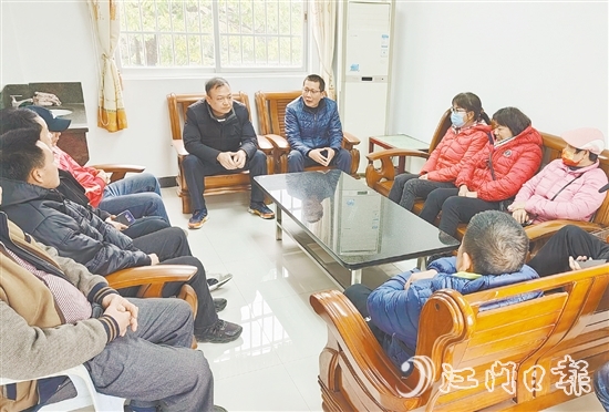 余以碩（中間藍(lán)衣者）長(zhǎng)期奔走在基層調(diào)解一線，與群眾交流談心。