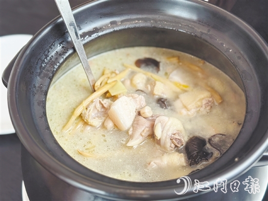 三合煮雞酒是臺山的一道傳統(tǒng)名菜。