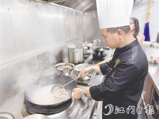 廚師嚴(yán)格精選原材料，確保每一道菜品都是選用新鮮地道的食材。
