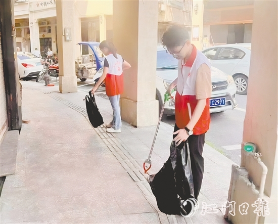 大江鎮(zhèn)團委組織志愿者在轄區(qū)內(nèi)開展人居環(huán)境整治志愿服務活動。