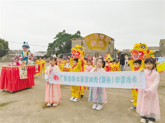 孩子們身著傳統(tǒng)服飾，扮演各種經(jīng)典故事角色，自信展現(xiàn)自我。
