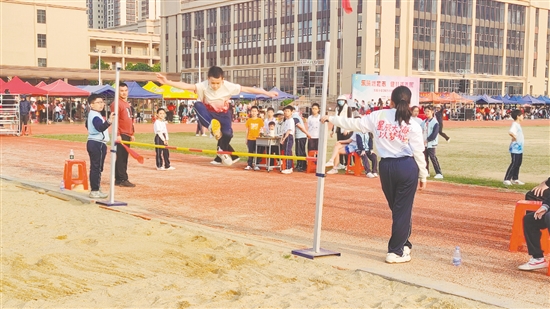 小運動員們在賽場上奮力拼搏。
