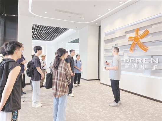 應(yīng)屆畢業(yè)生走進鶴山市重點企業(yè)，了解企業(yè)人才需求。