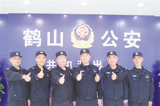 徐敬陽、冼富強(qiáng)、蘇慶平、王國華、麥定權(quán)、姚金南（從左至右）在一線發(fā)光發(fā)熱。