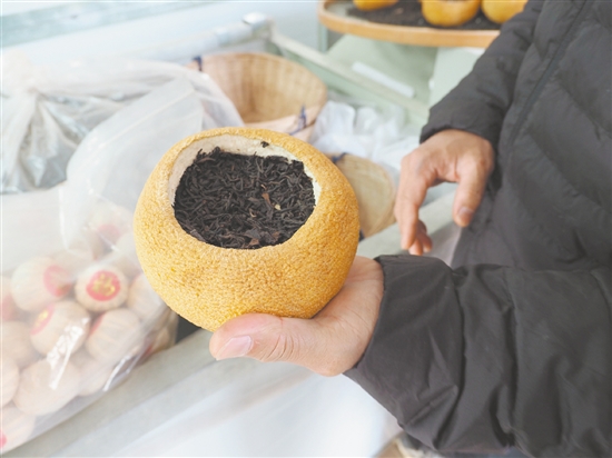 吳藝華制作的“柚子茶”受到年輕消費(fèi)群體的喜愛(ài)。