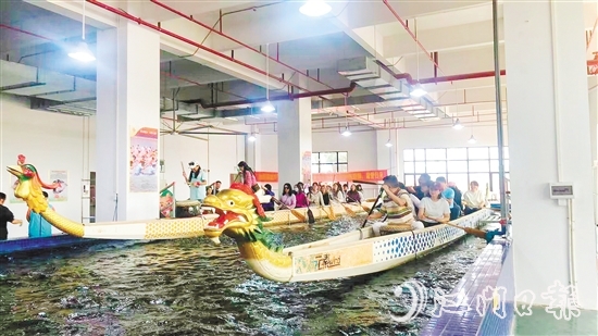 粵港澳大灣區(qū)百家旅行社代表親身體驗(yàn)劃龍舟。