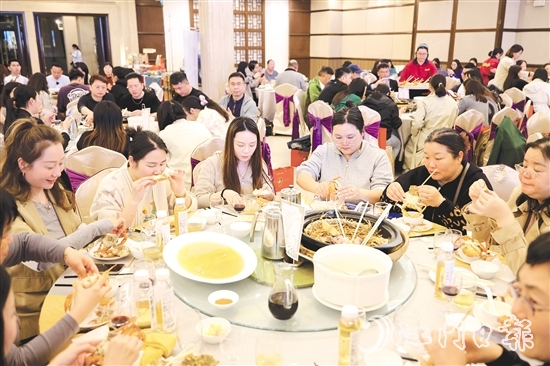 崖門水蟹端上餐桌后，食客們紛紛忍不住“啜一口”。