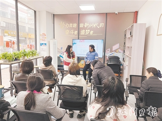 在“蓬友+”海逸城邦站，篁莊社區(qū)邀請環(huán)衛(wèi)工人等不同職業(yè)群體代表分享家風故事。