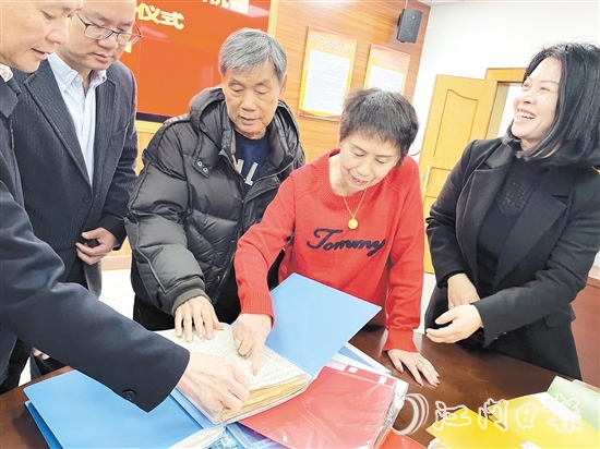 年逾古稀的旅委僑胞吳金葉、鄭碧云伉儷將各種史料用文件夾分門別類整理好，轉(zhuǎn)交給恩平市僑聯(lián)。