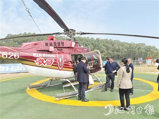 游客在恩平泉林飛行主題館乘坐觀光直升機。
