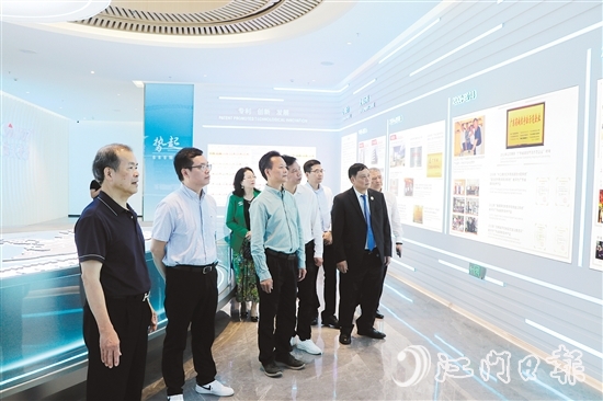 梁煥平（左一）組織商會會員回鄉(xiāng)，鄉(xiāng)親參觀考察恩平市麥克風代表企業(yè)。
