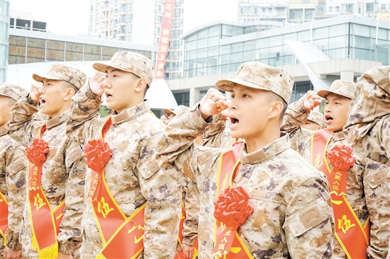 入伍新兵在鄉(xiāng)親們的見證下莊嚴宣誓。