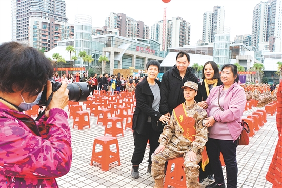入伍新兵出發(fā)前身著軍裝與家人合影留念。