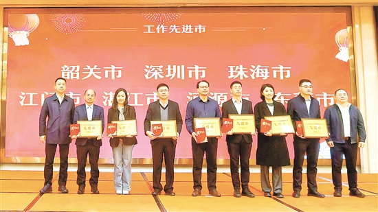 江門市第三人民醫(yī)院黨委書記梁先鋒（左四）代表領獎。