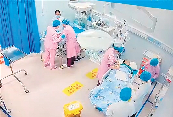 產(chǎn)婦被緊急送入搶救室，破水3分鐘后寶寶平安誕生。