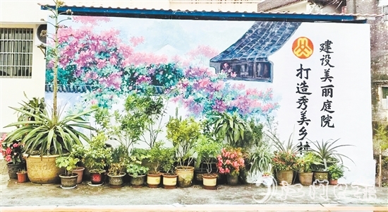 大崗村“美麗庭院”主題墻繪為村莊增色不少。