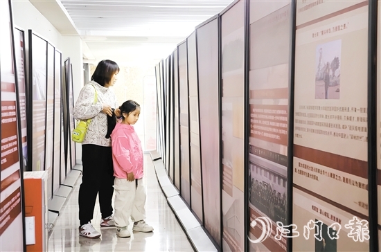 展覽吸引了不少市民和游客前來(lái)參觀。