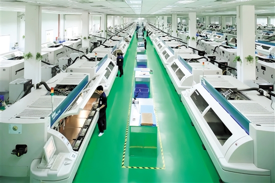 隨著專精特新企業(yè)矩陣持續(xù)擴(kuò)容，它們將成為推動(dòng)開(kāi)平經(jīng)濟(jì)高質(zhì)量發(fā)展的核心引擎。開(kāi)平依利安達(dá)電子有限公司是此次上榜名單的企業(yè)之一。圖為企業(yè)生產(chǎn)車間。