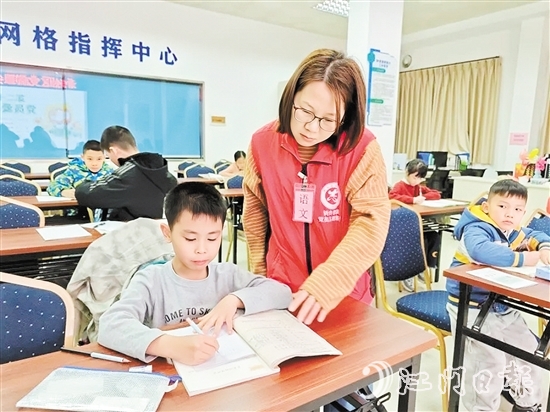 圭峰會城北門社區(qū)根據居民實際需求，推出周末愛心課堂服務。