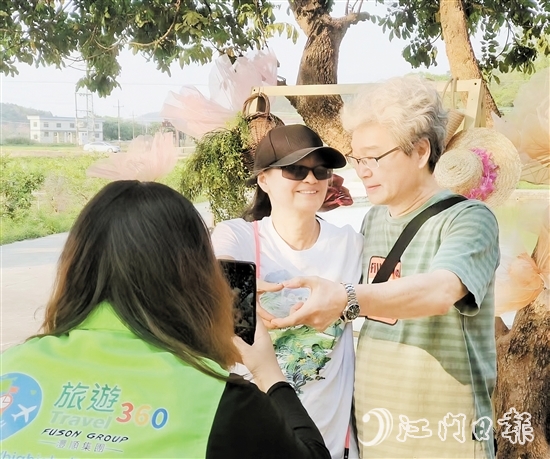 港澳游客來到臺(tái)山鄉(xiāng)村旅游，并合影留念。