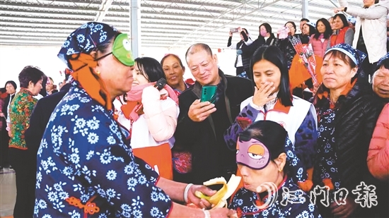 在“蒙眼吃香蕉”環(huán)節(jié)，隊(duì)友們?cè)谝慌阅托闹笓]，蒙眼選手努力找準(zhǔn)香蕉的位置。