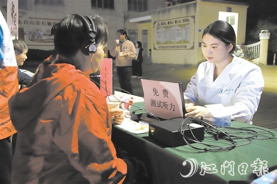 活動(dòng)免費(fèi)為群眾提供量血壓、測血糖、中醫(yī)診療保健、口腔檢查、聽力檢測等多項(xiàng)服務(wù)。
