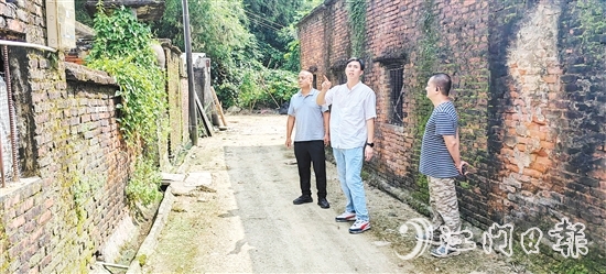 李科華（中間白衣者）在基層走訪調(diào)研，奔走在矛盾糾紛化解的“最前線”。