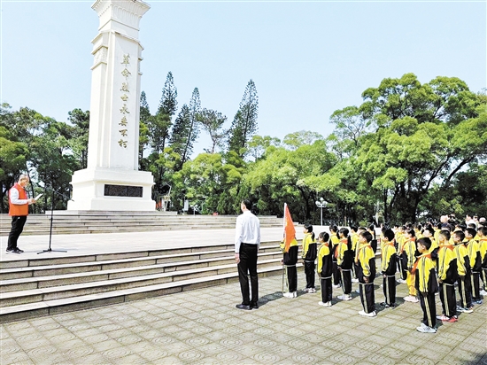 “豐碑下的思政課”在新會黃云山革命烈士紀(jì)念碑前開課了，同學(xué)們通過“實(shí)景課堂”憶崢嶸歲月，緬懷革命先烈。