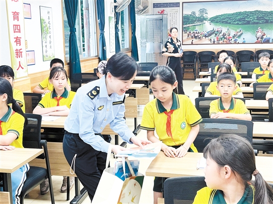 通過(guò)有獎(jiǎng)問(wèn)答等活動(dòng)形式，同學(xué)們?cè)跉g笑中掌握了法律知識(shí)。