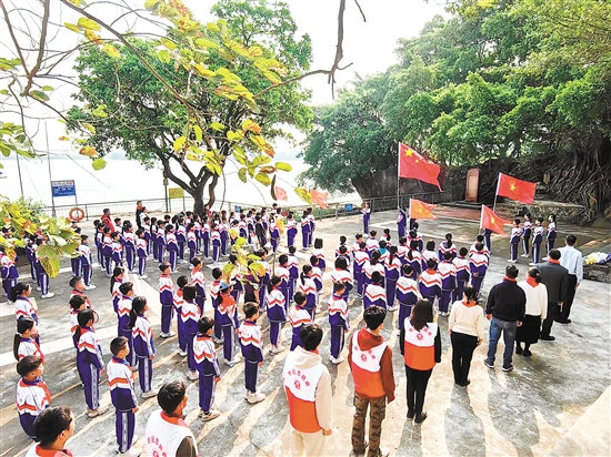 退役軍人、黨員、團(tuán)員代表以及特沙小學(xué)師生代表列隊整齊，向著國旗、向著烈士碑行注目禮。