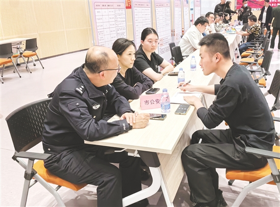 政策咨詢臺前，工作人員詳細解讀退役軍人就業(yè)補貼、創(chuàng)業(yè)扶持等政策。