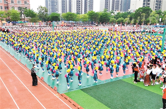 新寧小學(xué)超大型啦啦操方陣。