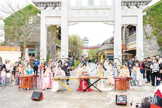江門古勞水鄉(xiāng)旅游區(qū)民樂演出以“移步換景”的形式融入水鄉(xiāng)。