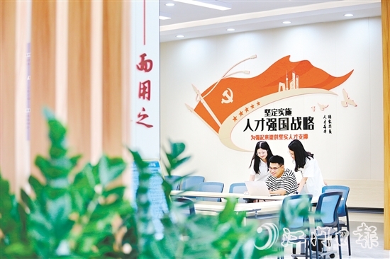 專員一對一服務(wù)鶴山籍大學(xué)應(yīng)屆畢業(yè)生。