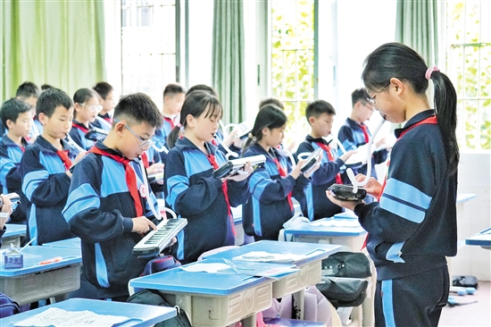振華學校將“小器樂進課堂”納入常規(guī)音樂課程，在全校推廣普及樂器學習，實現(xiàn)人人會一種樂器、班班有歌聲。