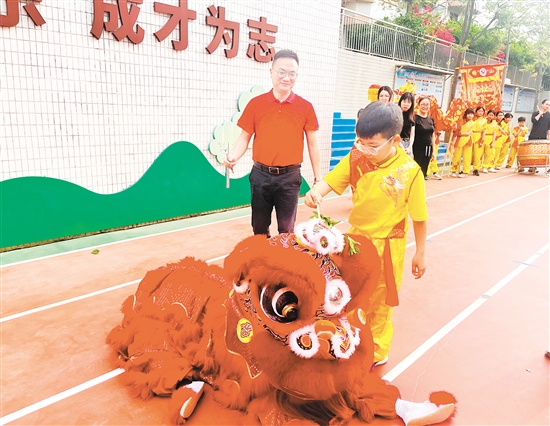 址山小學(xué)相關(guān)負(fù)責(zé)人和學(xué)生代表手持毛筆，飽蘸朱砂，為醒獅點(diǎn)睛。