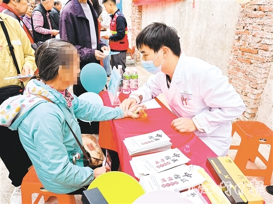 墟鎮(zhèn)社區(qū)不定期開設(shè)“中醫(yī)集市”，為長者提供中醫(yī)義診、健康咨詢、養(yǎng)生講座等服務(wù)。