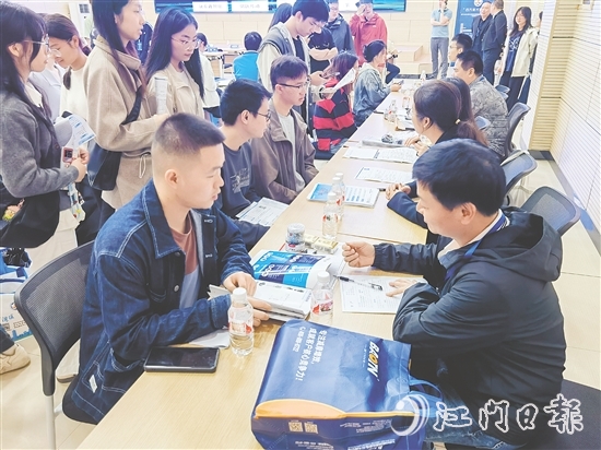 雙選會(huì)現(xiàn)場(chǎng)氣氛熱烈，學(xué)子們積極與企業(yè)代表溝通交流。