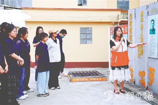 港澳學(xué)子們到吳有恒故居參觀學(xué)習(xí)。
