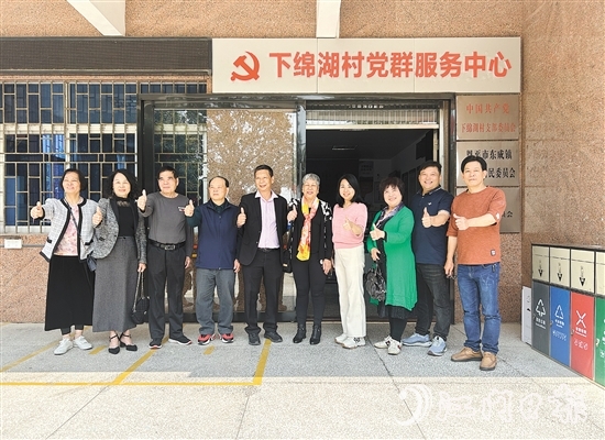 唐仲喜（右五）和兒子（右六）回到丈夫的家鄉(xiāng)東成鎮(zhèn)祭祖、探親。