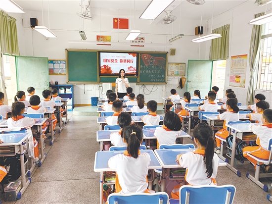 鶴山開展國家安全進(jìn)校園專題授課。